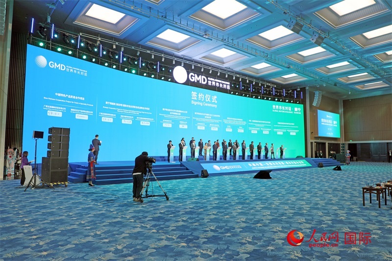 活動(dòng)現(xiàn)場(chǎng)舉行的中國(guó)同東盟國(guó)家交流合作項(xiàng)目簽約。人民網(wǎng)記者趙益普攝