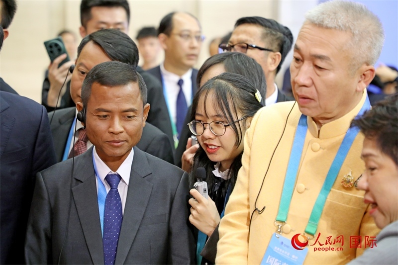 東盟國(guó)家市長(zhǎng)在觀看、體驗(yàn)?zāi)蠈幏沁z展示。人民網(wǎng)記者 趙益普攝