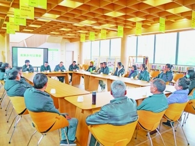 各種形式的民主協(xié)商議事會(huì)在余杭區(qū)落地生花。圖為黃湖鎮(zhèn)就共富工坊工作召開(kāi)未來(lái)鄉(xiāng)村議事會(huì)。資料圖片