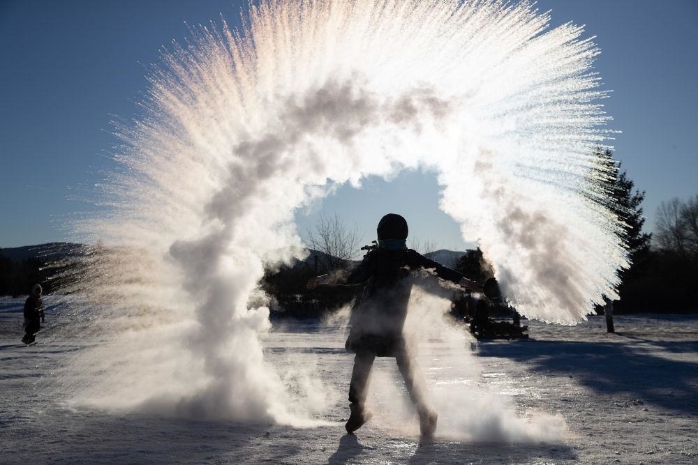游客在黑龍江漠河市北極村體驗(yàn)“潑水成冰”
