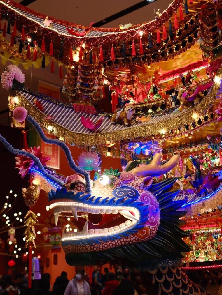 圖為“過年——春節(jié)主題展”中展出的浙江樂清首飾龍燈彩。
