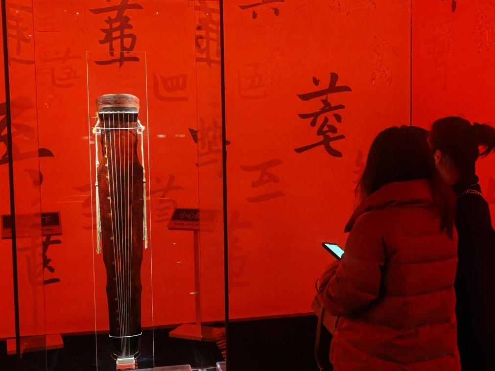 近日，在浙江省博物館之江館區(qū)，故宮博物館收藏的唐“大圣遺音”琴在“‘故宮·茶世界’觀茶——茶文化精品展”展出。新華社記者 馮源 攝