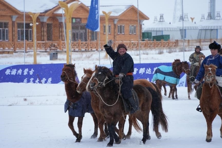 呼倫貝爾冰雪那達(dá)慕。人民網(wǎng)記者 趙夢(mèng)月攝