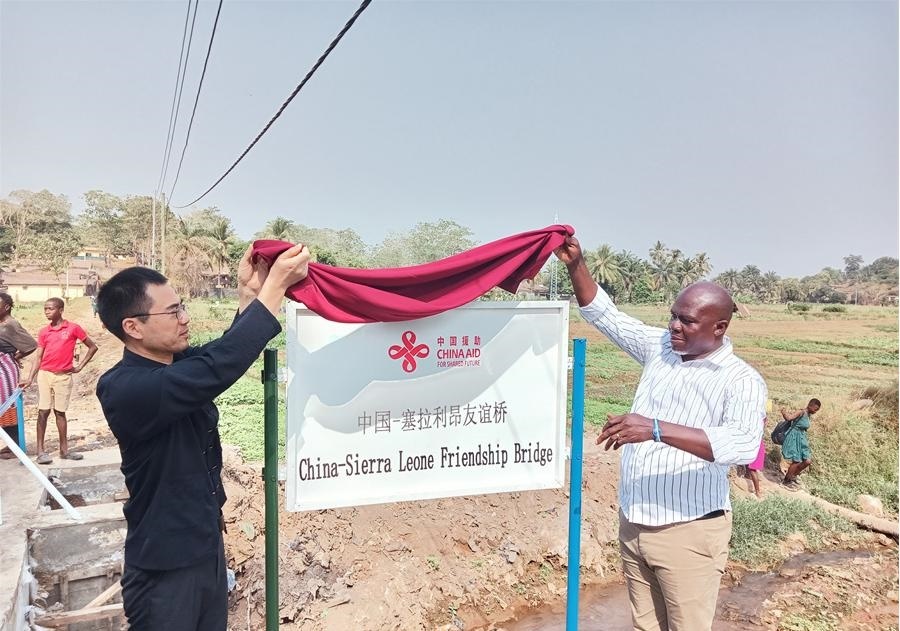 中國(guó)駐塞拉利昂大使王擎（左）和博城市市長(zhǎng)穆薩（右）為中國(guó)—塞拉利昂友誼橋揭牌。中國(guó)援塞農(nóng)業(yè)專(zhuān)家組供圖