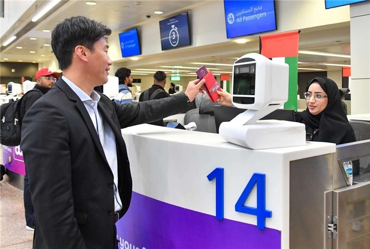 1月22日，迪拜免稅店聯(lián)合迪拜移民局向入境中國旅客贈(zèng)送新年賀禮。迪拜移民局供圖