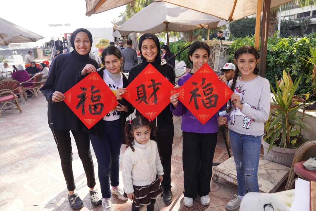 埃及民眾參與中國文化體驗活動。開羅中國文化中心供圖
