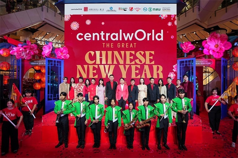 中泰嘉賓在活動開幕式上合影留念?；顒又鬓k方供圖