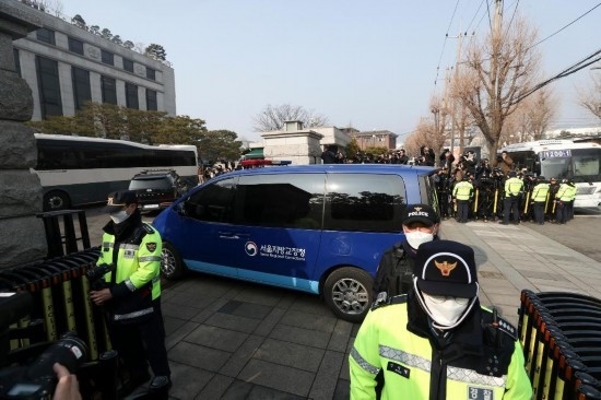  1月21日，尹錫悅乘坐的車輛進(jìn)入韓國首爾的憲法法院。新華社記者姚琪琳攝