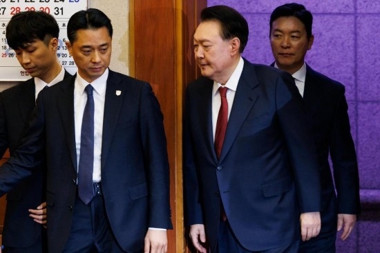  1月23日，尹錫悅（右二）在韓國首爾憲法法院出席總統(tǒng)彈劾案庭審。新華社發(fā)（Pool圖片，曹城凖攝）