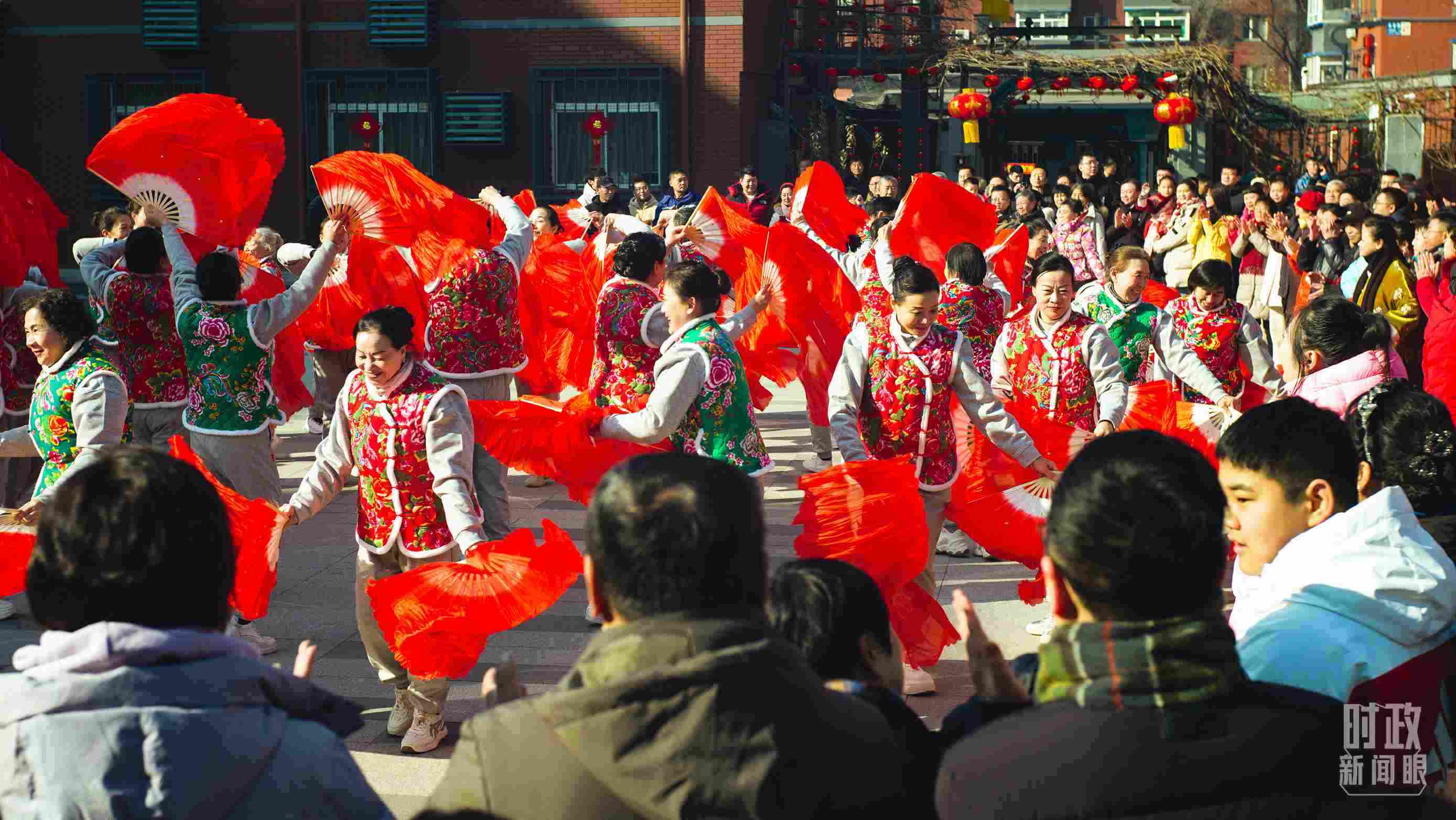 長安小區(qū)文化廣場上，居民們扭起歡快的秧歌。（總臺央視記者彭漢明拍攝）