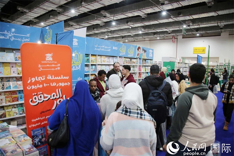 觀眾參觀書展展臺(tái)。人民網(wǎng)記者 黃培昭攝