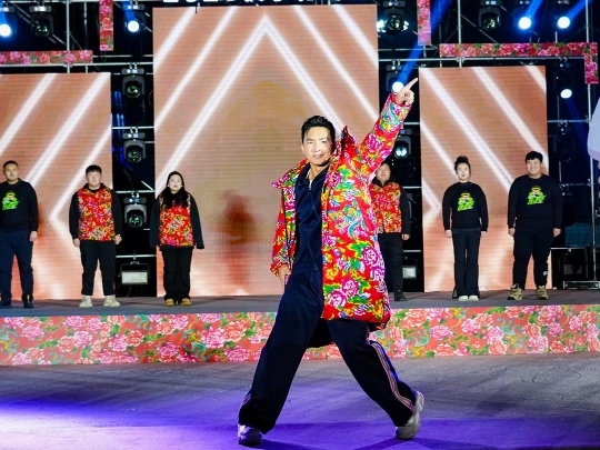 健身教練劉畊宏耐心帶領(lǐng)現(xiàn)場以及線上的朋友們進行熱身。人民網(wǎng)記者 許維娜攝