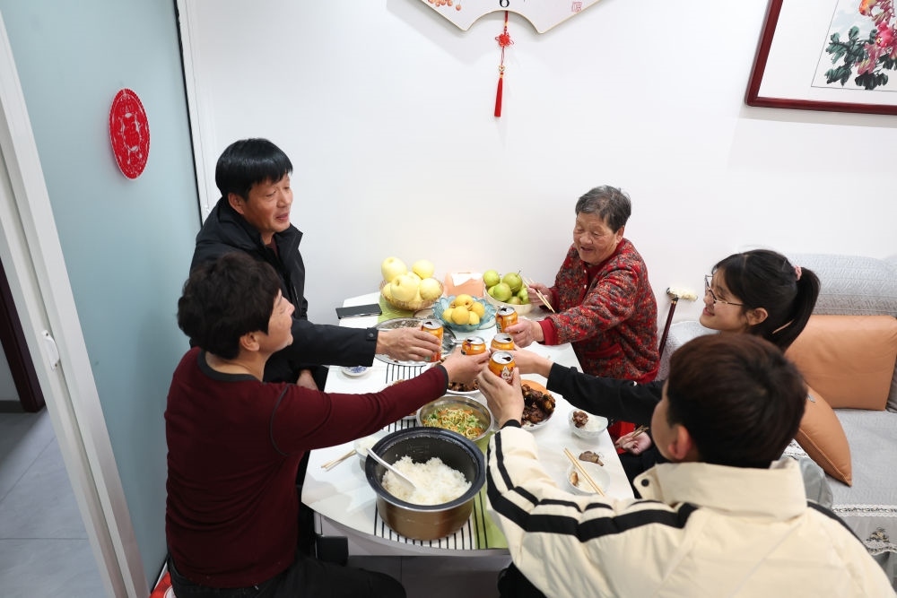 2025年1月22日，遼寧省葫蘆島市綏中縣祝家溝村村民朱西存一家在新房里。新華社記者姚劍鋒 攝