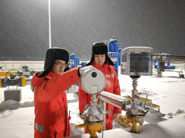 黑河作業(yè)區(qū)員工夜間對天然氣管道進行巡檢。受訪者供圖