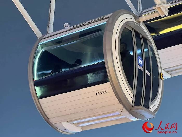 安裝了四要素微型氣象站的摩天輪轎廂。人民網(wǎng) 高清揚(yáng)攝