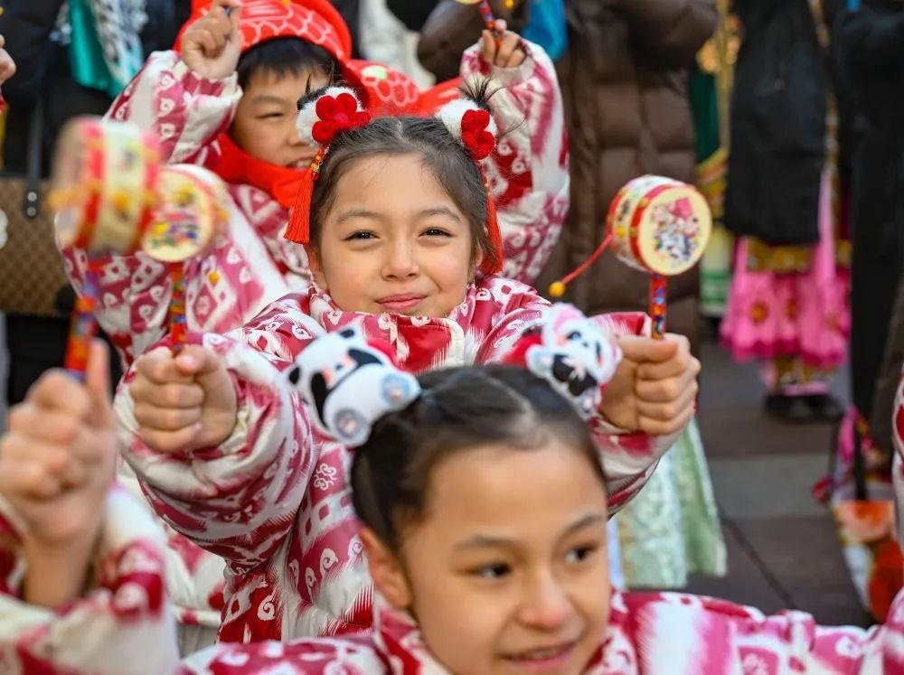 △新疆大巴扎社火迎新春，孩子們?cè)诂F(xiàn)場(chǎng)表演。