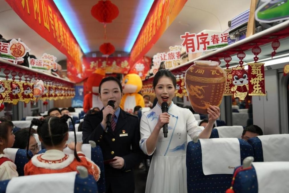 列車乘務(wù)員向旅客介紹江西美食——瓦罐湯。人民網(wǎng) 歐陽易佳攝