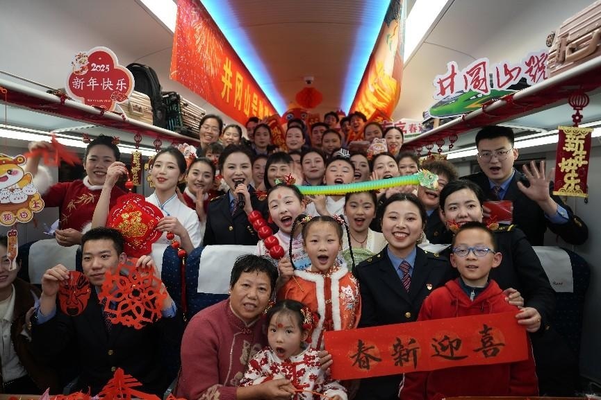 全體演職人員與旅客大合影。人民網(wǎng) 歐陽易佳攝