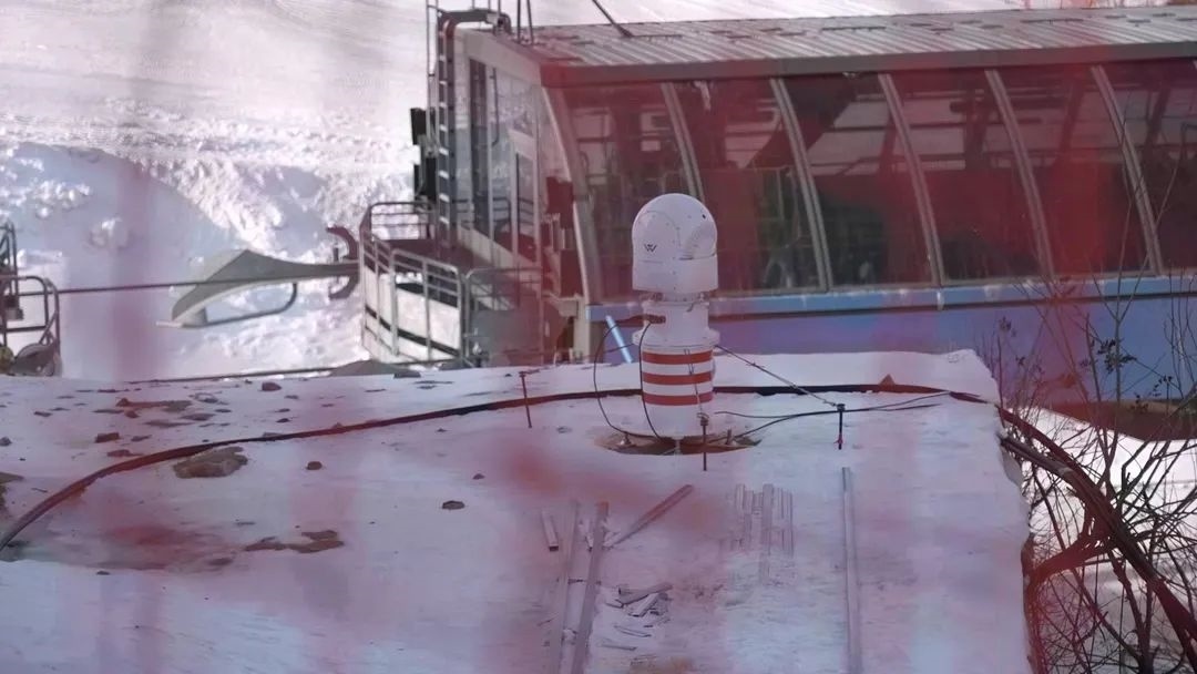 設(shè)在坡面障礙技巧和大跳臺雪道旁的激光測風(fēng)雷達(dá)。氣象部門供圖
