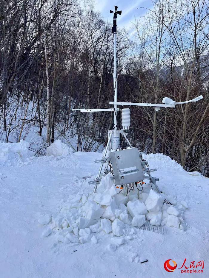 設(shè)置在賽道附近的便攜式自動氣象站。人民網(wǎng) 高清揚攝