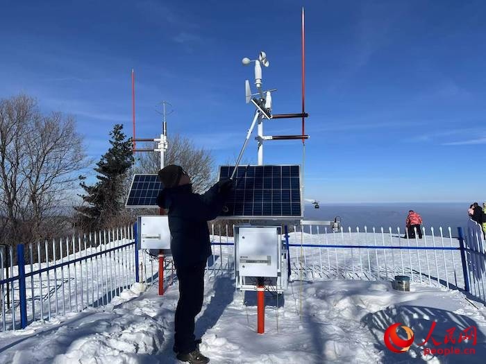 工作人員正在對氣象設(shè)備進(jìn)行日常維護(hù)。人民網(wǎng) 高清揚攝