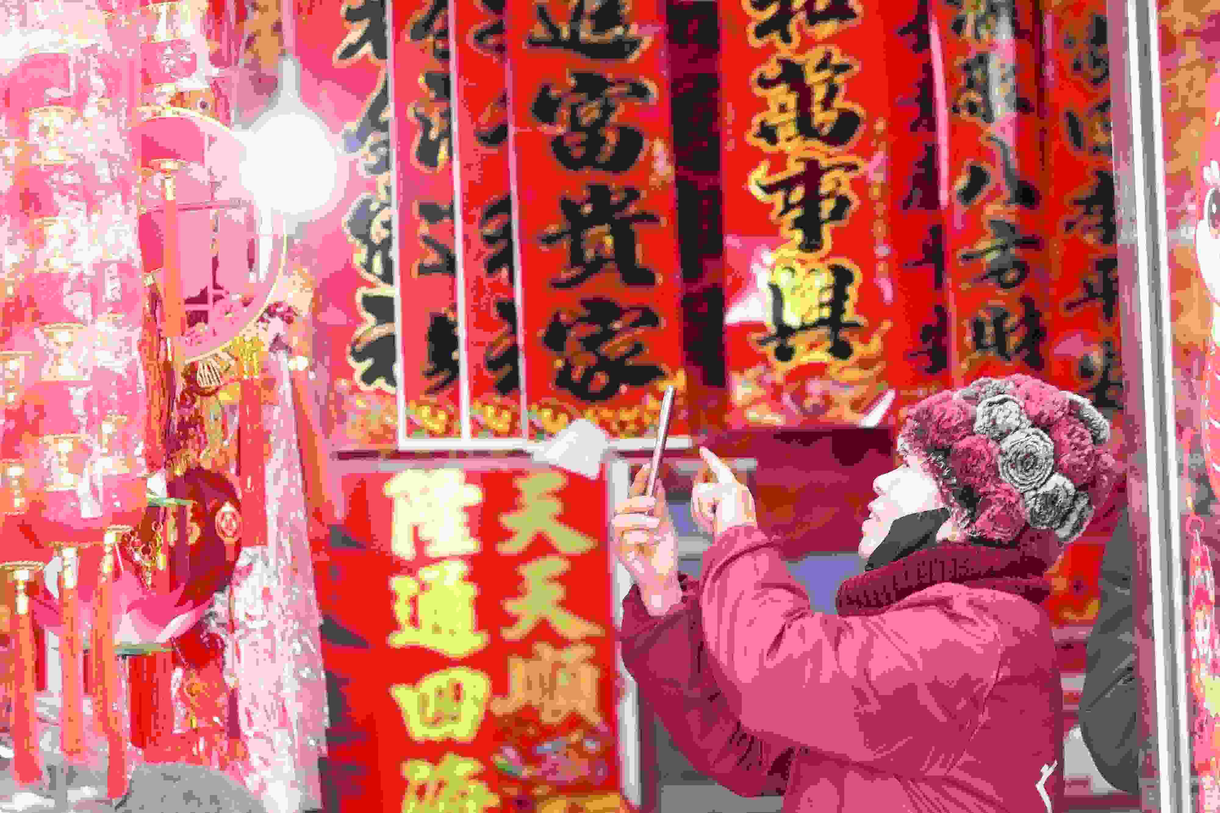 2025年1月5日，在山東省高密市夏莊鎮(zhèn)東李家村，商戶通過手機在網(wǎng)上推銷新春飾品。