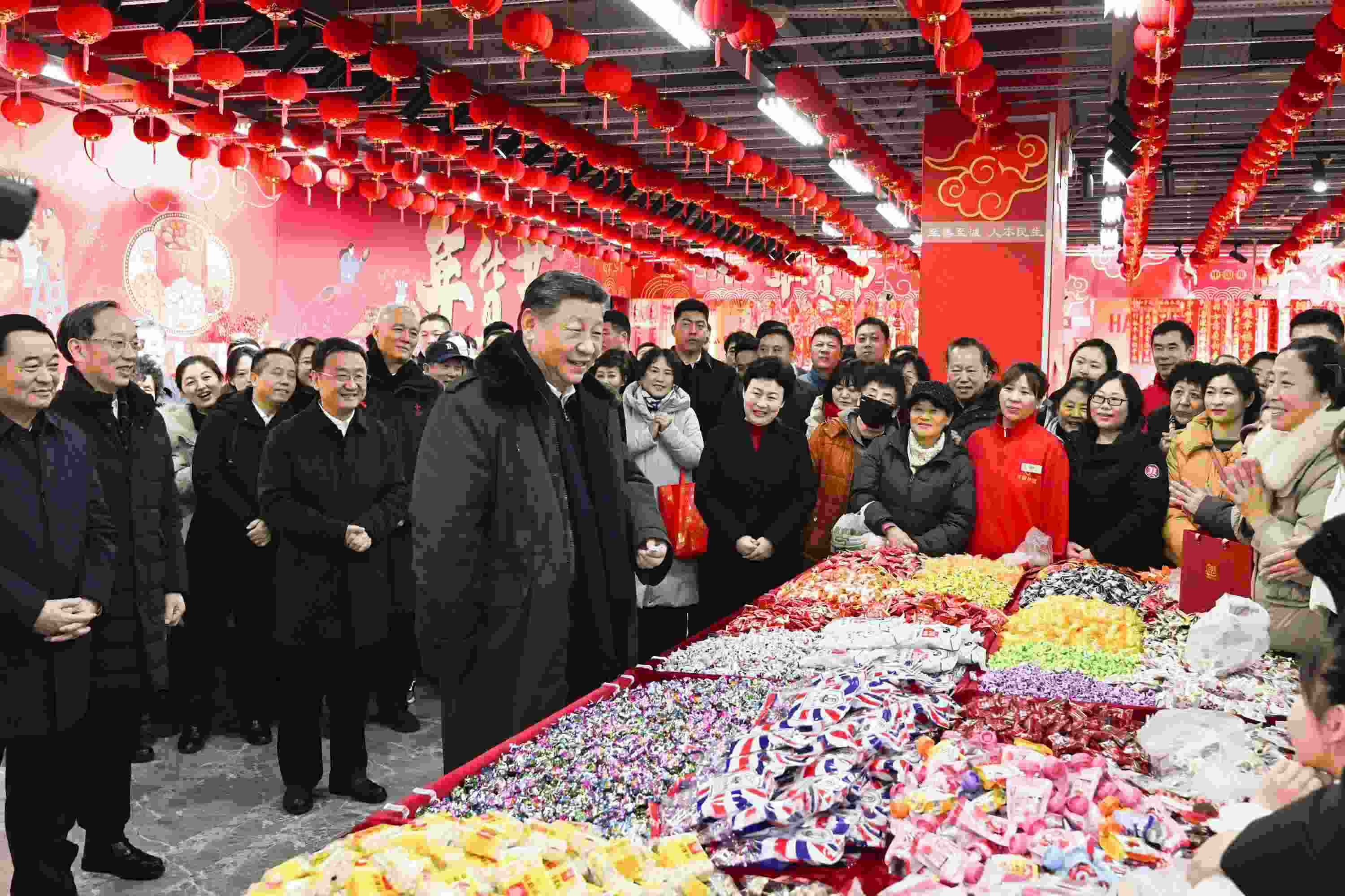 2025年1月23日，習(xí)近平總書記在遼寧沈陽大東副食品商場考察時(shí)，同店主和顧客親切交流，向大家致以新春祝福。