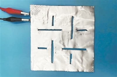 帶有矩形孔的袋式電池。圖片來源：英國《新科學(xué)家》雜志網(wǎng)站