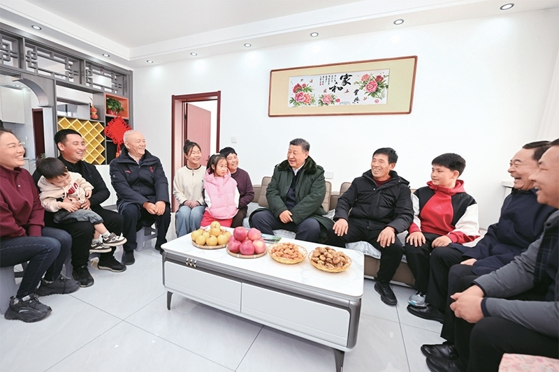 2025年1月22日至24日，中共中央總書記、國家主席、中央軍委主席習(xí)近平冒著嚴寒來到遼寧，看望慰問基層干部群眾。這是22日下午，習(xí)近平在葫蘆島市綏中縣明水滿族鄉(xiāng)祝家溝村考察時，同村民王寶維一家圍坐一起拉家常。 新華社記者 謝環(huán)馳/攝