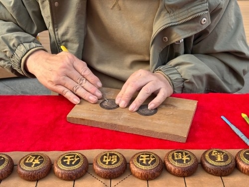 柯秋楓正在雕刻。人民網(wǎng) 陳葉欣攝