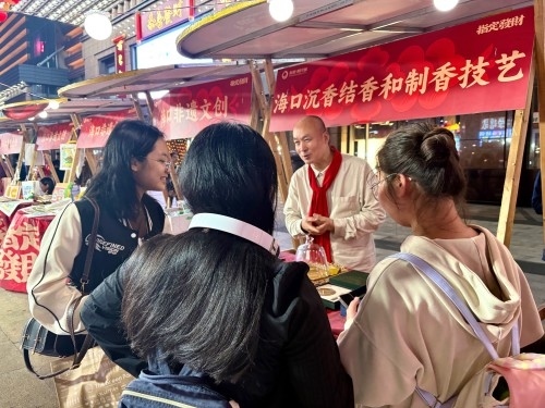 魏希望在非遺集市上介紹沉香。人民網(wǎng) 陳葉欣攝