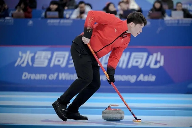 2月4日，中國隊選手王智宇在比賽中擦冰。新華社記者 江漢 攝