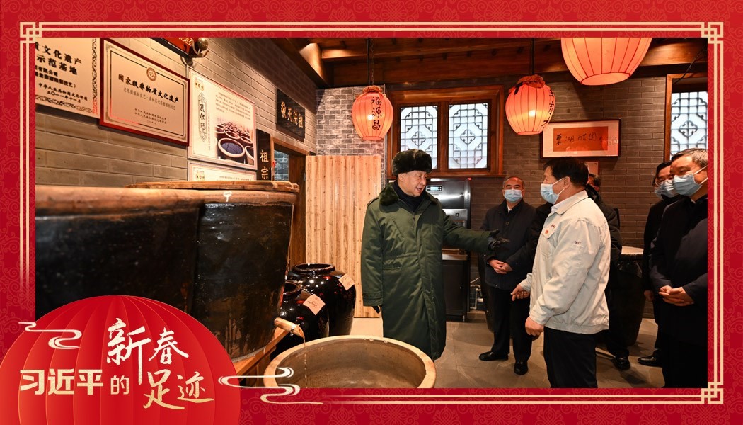2022年1月27日，習(xí)近平總書記沿街巷察看山西平遙古城風(fēng)貌，走進(jìn)東湖老醋坊，了解當(dāng)?shù)亻_展特色經(jīng)營情況。