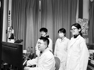 西安交通大學(xué)教授王昌河團(tuán)隊(duì)在進(jìn)行多巴胺分泌電化學(xué)檢測(cè)。受訪者供圖