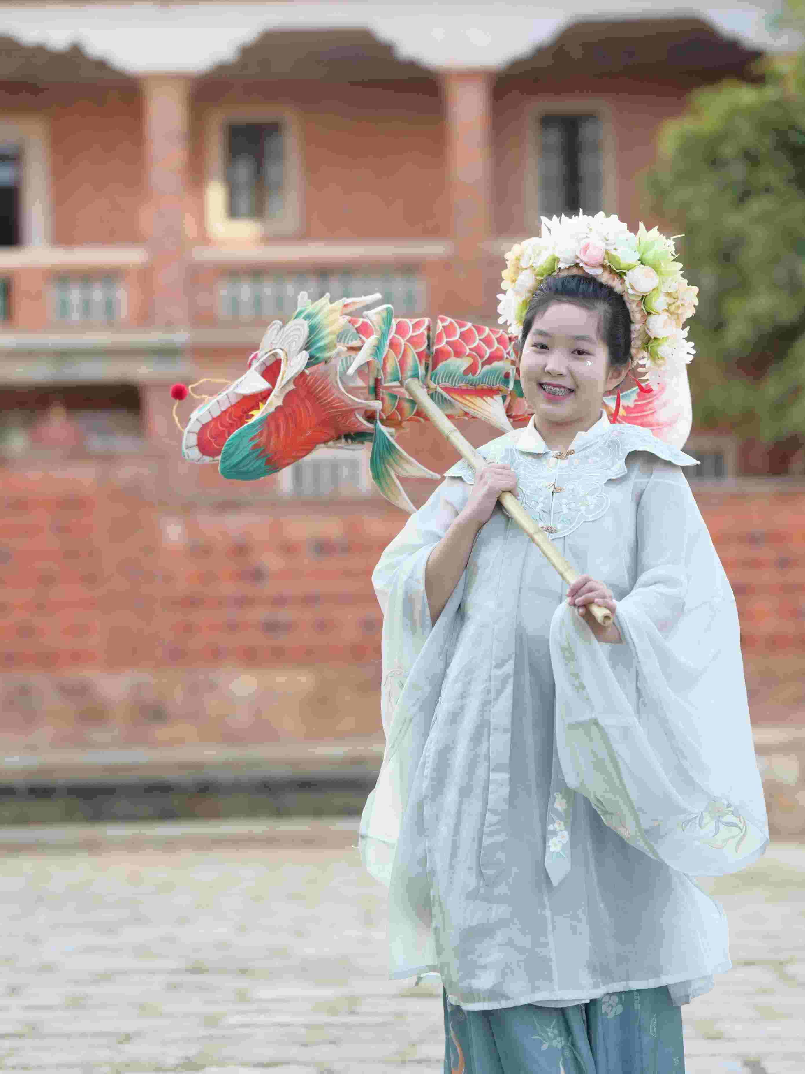 在泉州，沈女士為女兒拍下頭戴簪花的照片。受訪者供圖