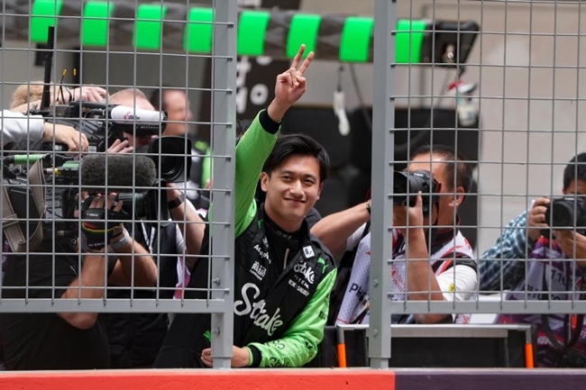 2024年4月19日，索伯車隊中國車手周冠宇（中）在練習賽前向觀眾致意。當日，F(xiàn)1中國大獎賽在上海開賽。中國車手周冠宇主場首秀參賽。新華社記者 夏一方攝