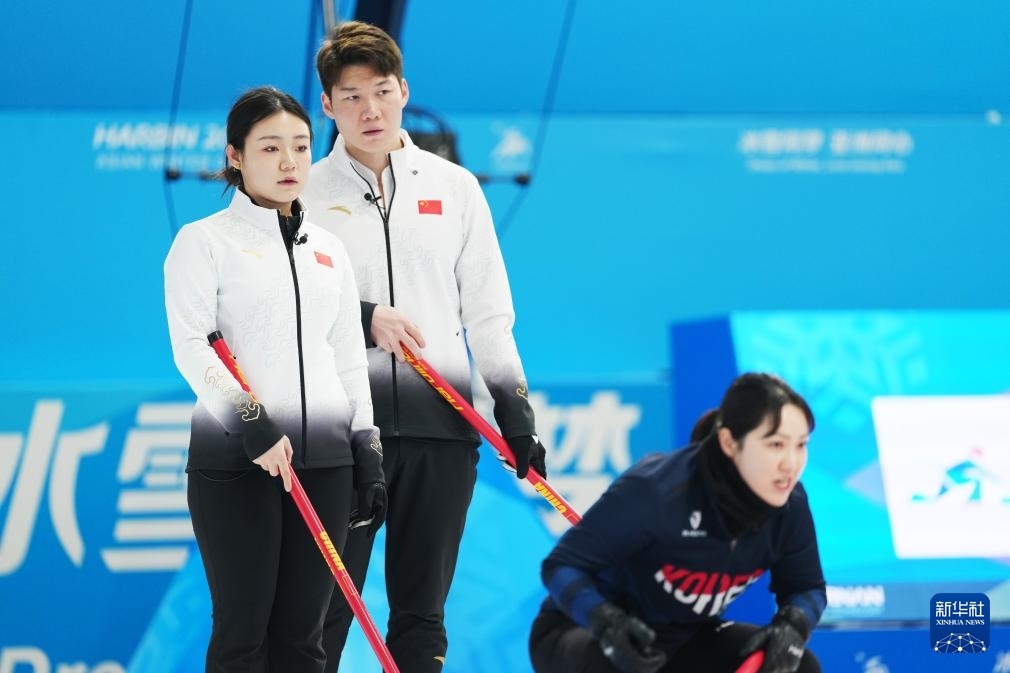 2月6日，中國隊選手王智宇（中）、韓雨（左）在比賽中。新華社記者 王松 攝