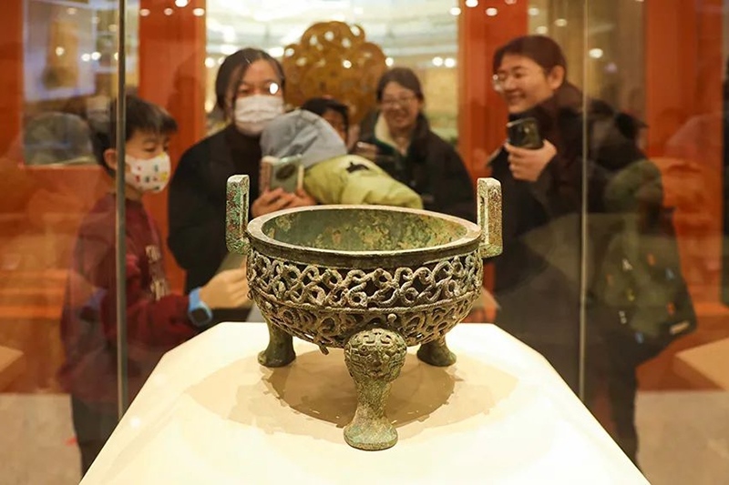 “尋蛇——藏在山西博物院里的蛇”展出的蟠蛇紋鏤空鼎。山西博物院供圖