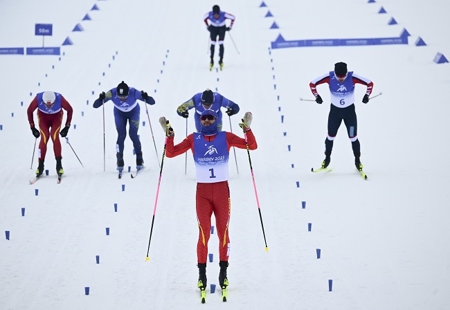 2月8日，王強（中）慶祝奪冠。新華社記者 張龍攝