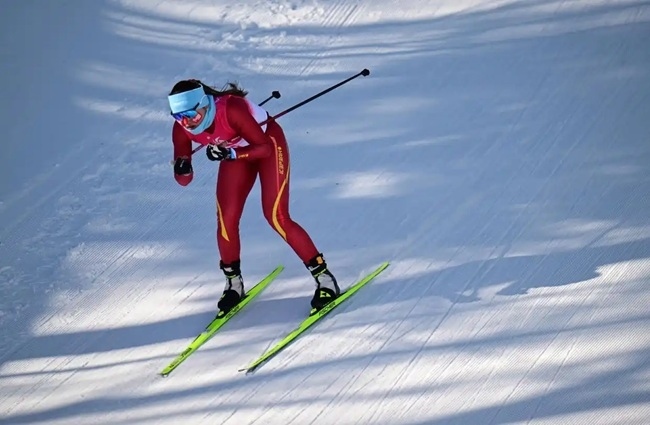 2月9日，中國隊(duì)選手巴亞尼·加林在比賽中。新華社記者 張龍攝