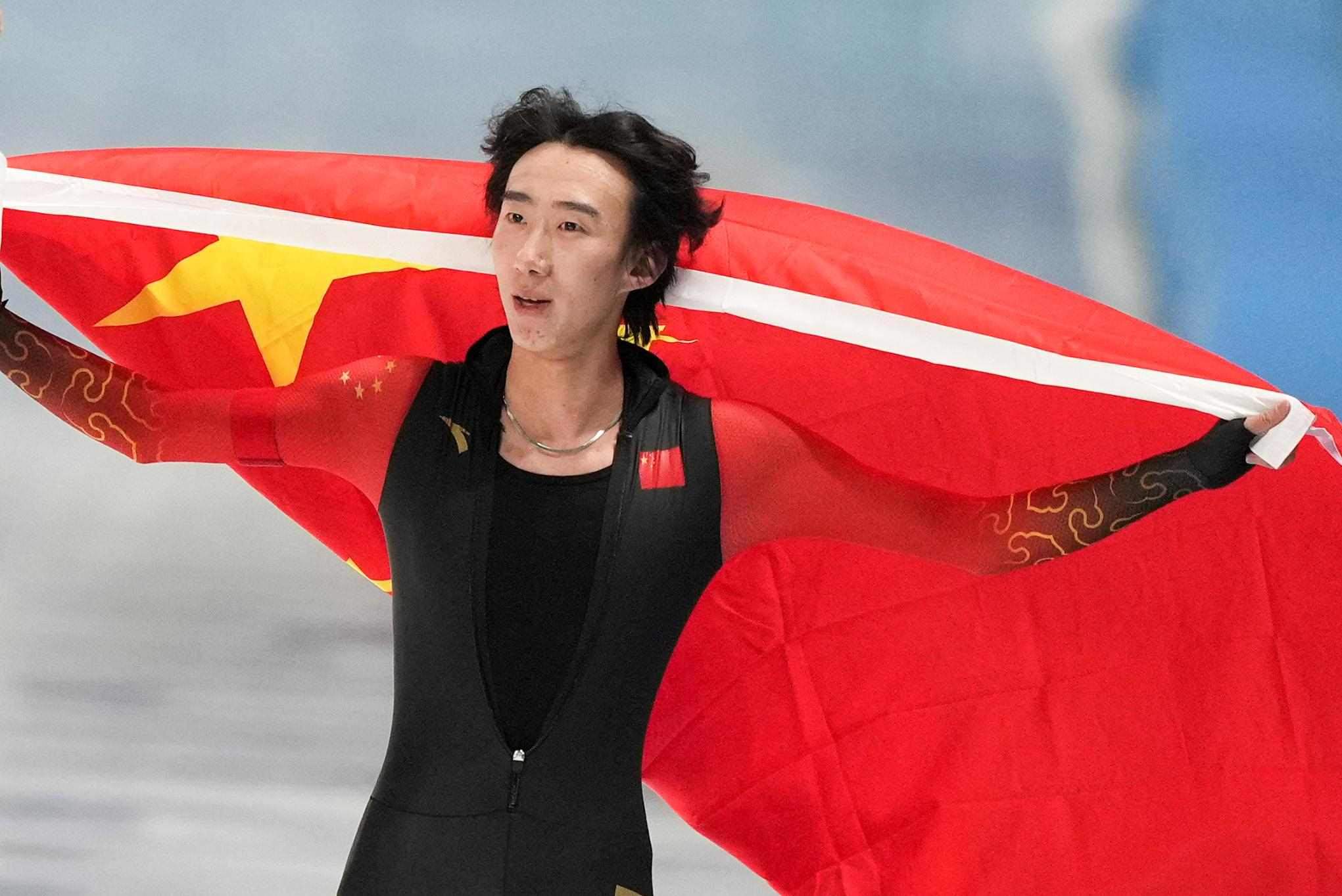 2月9日，吳宇慶祝奪冠。新華社記者 李一博 攝