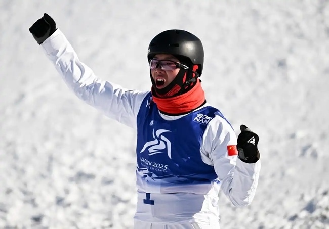 2月9日，李心鵬在比賽后慶祝。新華社記者 夏一方攝