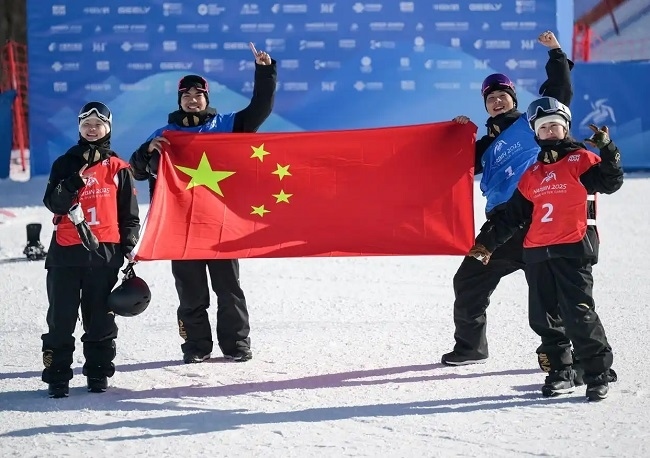 2月10日，中國(guó)隊(duì)選手張小楠、楊文龍、姜鑫杰與熊詩(shī)芮（從左至右）在比賽后慶祝。新華社記者 楊青攝