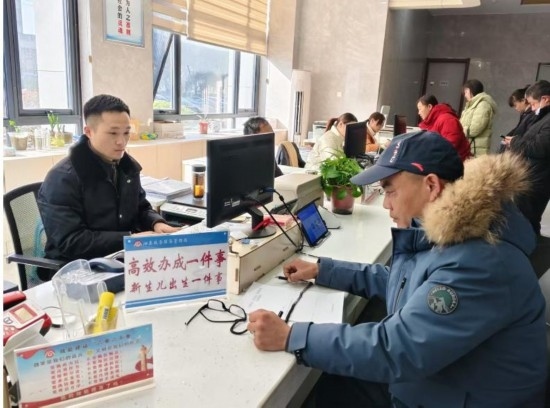 市民在 “高效辦成一件事” 窗口辦理業(yè)務(wù)。彭雪松攝