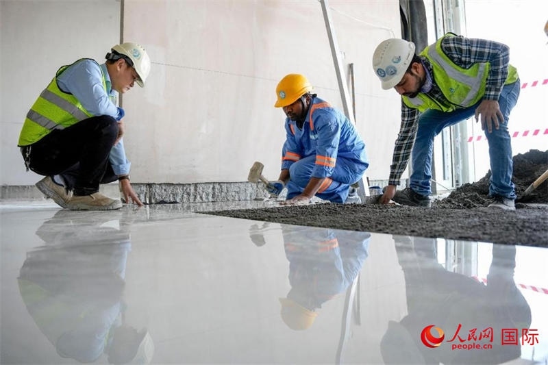 鋪地磚。人民網(wǎng)塔里克·易卜拉欣攝