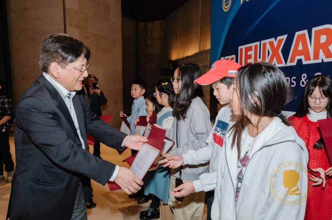 圖2：亞丁為獲獎(jiǎng)兒童頒發(fā)證書(shū)。法中交流促進(jìn)會(huì)供圖