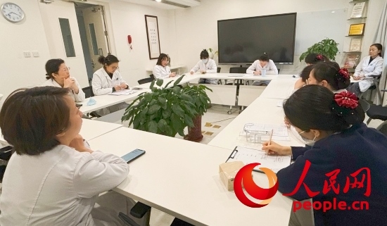 交班會(huì)上，海淀醫(yī)院安寧療護(hù)團(tuán)隊(duì)討論患者和家屬需求。人民網(wǎng)記者 金慧慧攝