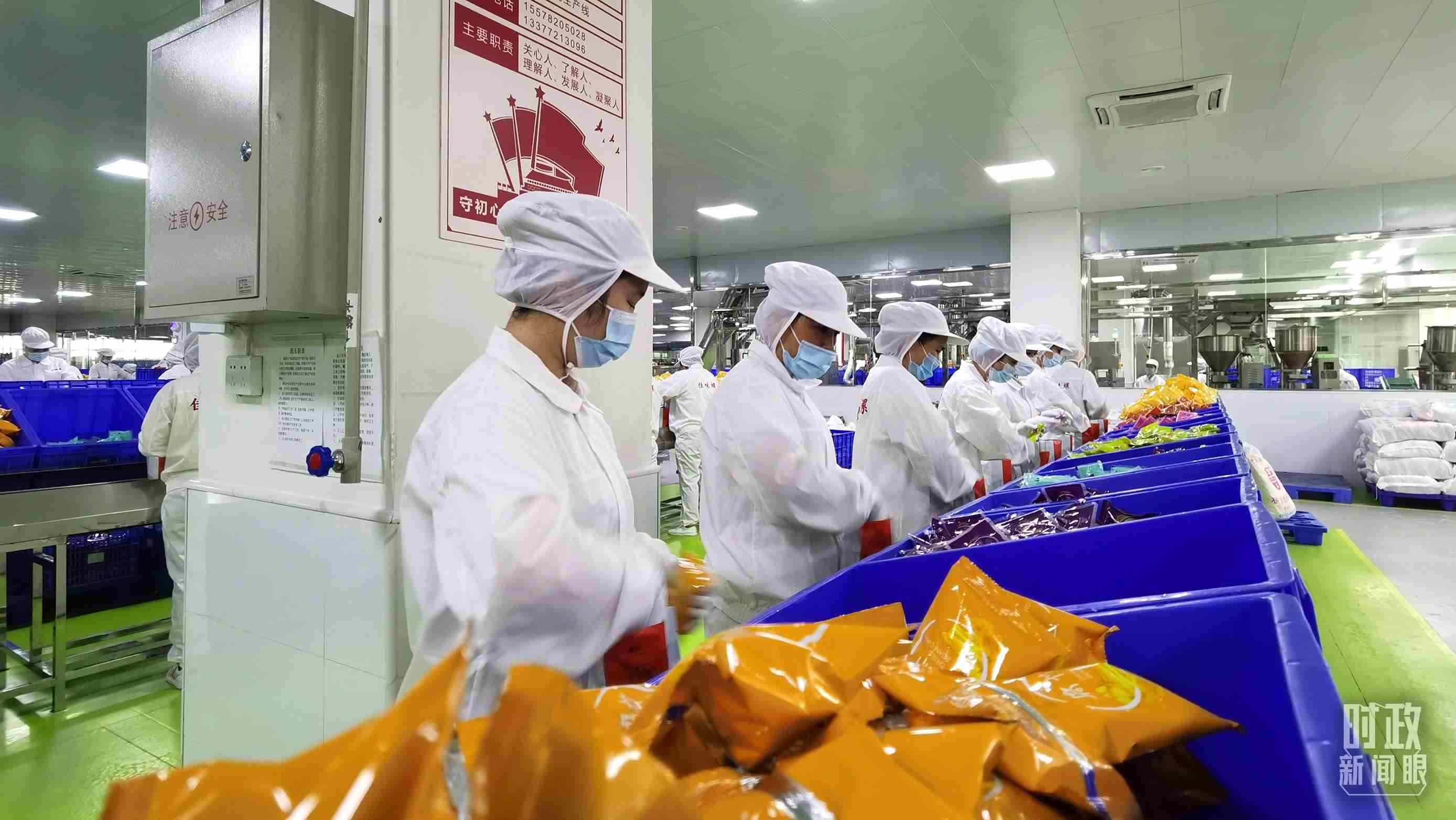 △廣西柳州螺螄粉配料包生產(chǎn)線。（總臺(tái)央視記者郭鴻拍攝）