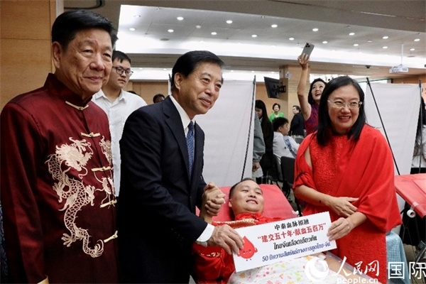 韓志強大使與獻血者代表合影。朱瀟逸攝