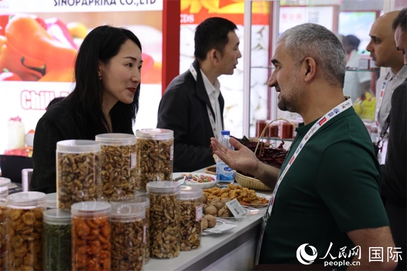 中外商家在第三十屆海灣食品展上交流。人民網(wǎng)記者 張志文攝